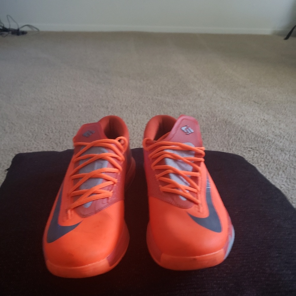 Tennis shoes